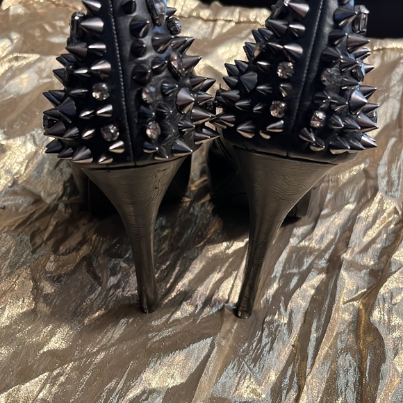 size 9 pewter/silver cones & clear stones on back 5 in heels.New tried on only - Picture 4 of 14